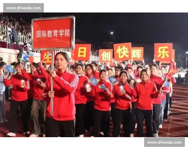 国歌奏响时,他们用身体为孩子撑起晴空